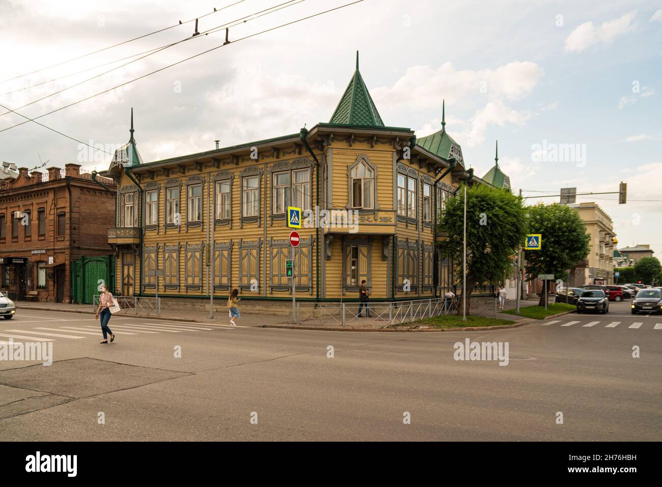 El edificio residencial de la finca Sevastyanov, construido en la segunda mitad del siglo 19th, ocupa la esquina de las calles Karl Marx y Gorky i Foto de stock