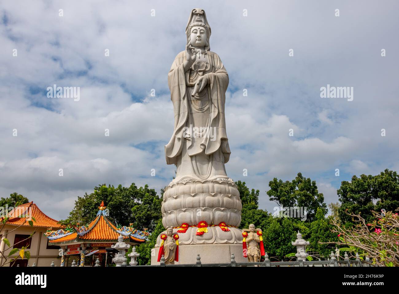Estatua de Buda gigante en un templo en Kanchanaburi Tailandia Foto de stock