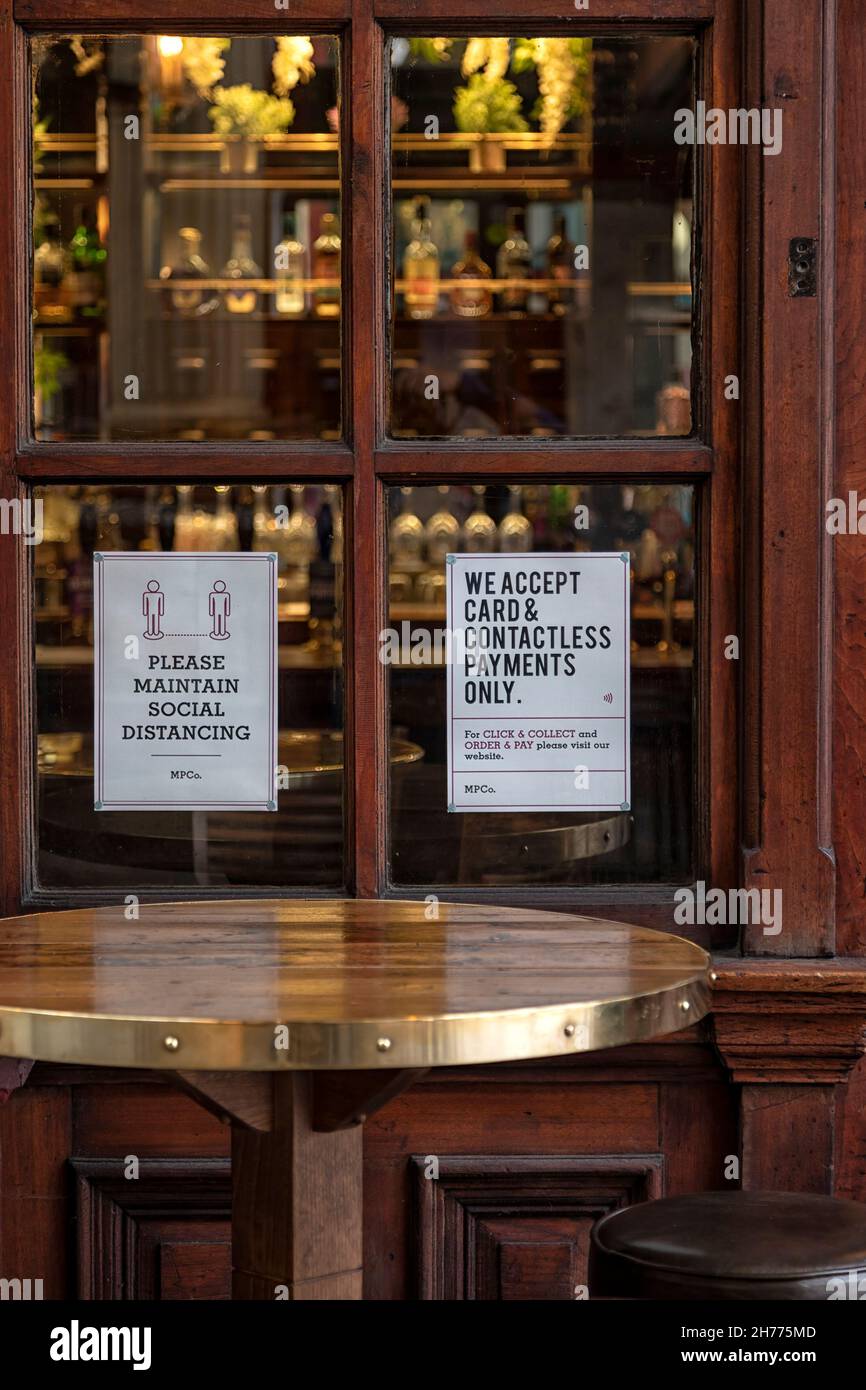 LONDRES, Reino Unido - 14 DE JULIO de 2021: Orientación social de distanciamiento en la ventana de un bar Foto de stock