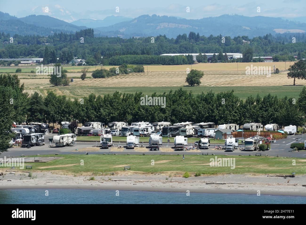 Paisaje y costa con carros de caravana y camioneta aparcada en la orilla del río Columbia en el camino de Portland, Oregon. Foto de stock