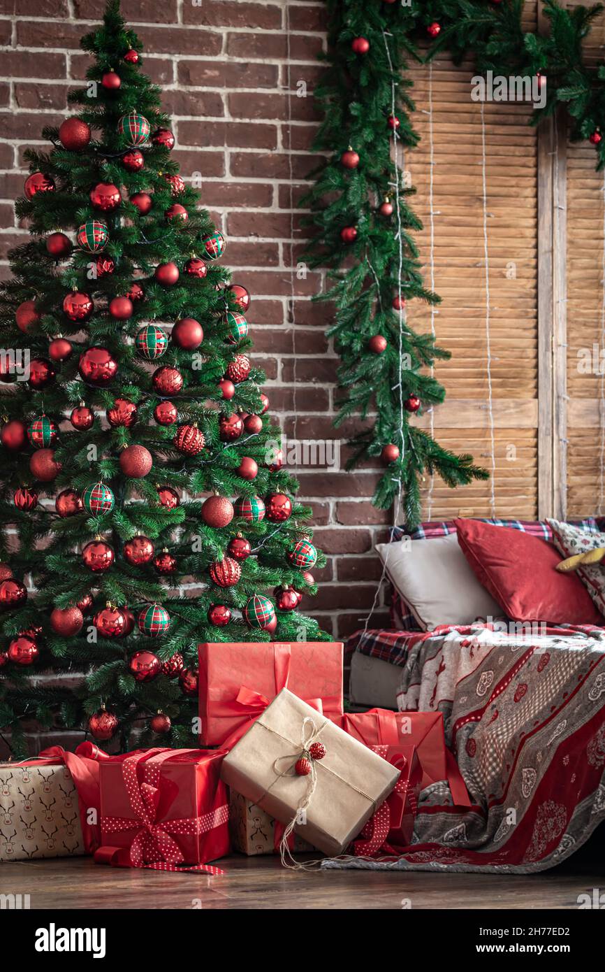 Interior de dormitorio de Navidad con colores rojo-verde con un árbol de  Navidad Fotografía de stock - Alamy