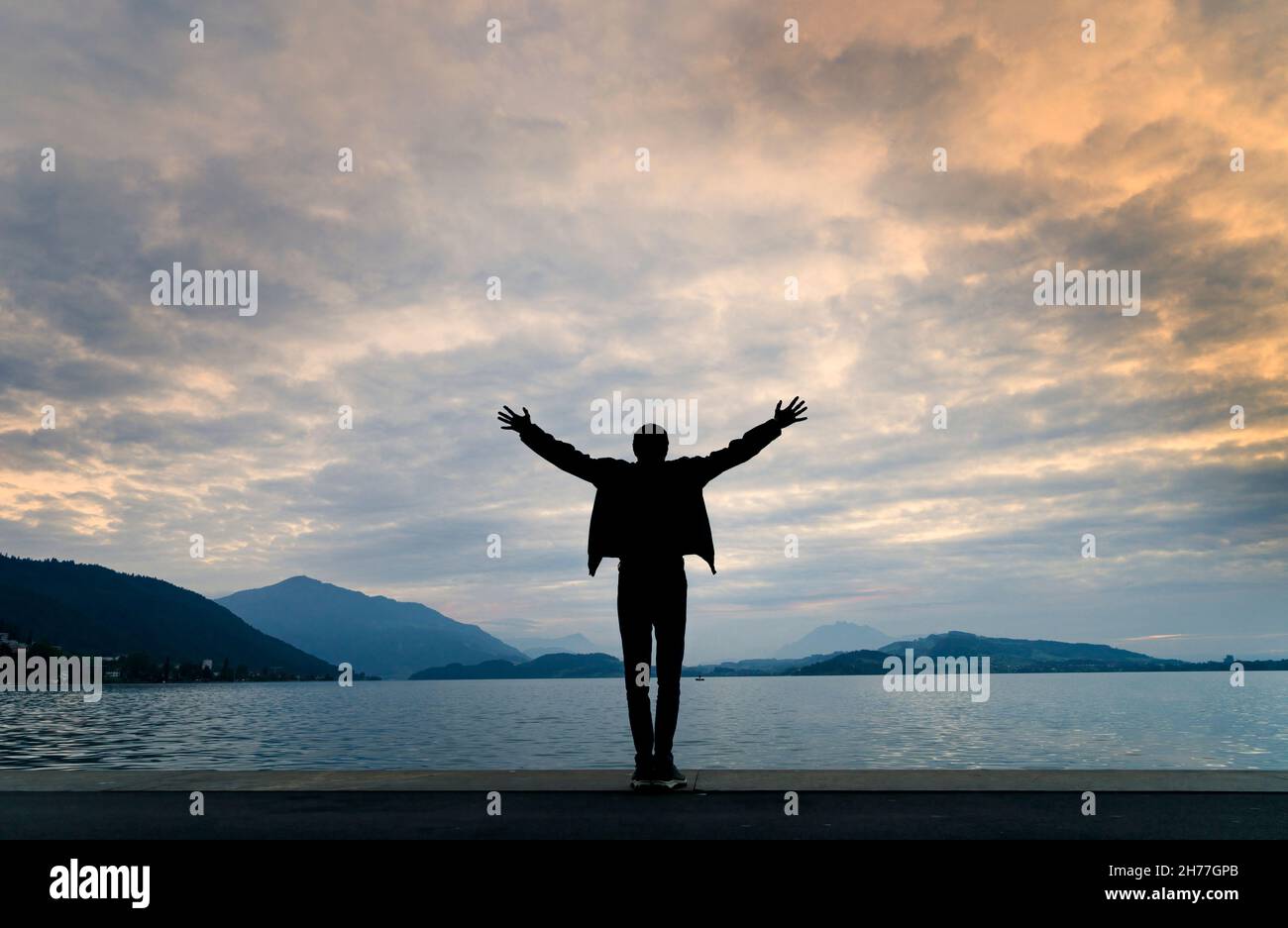 Hombre Iluminado De Espaldas Con Amanecer Sobre La Sombra De La Montaña Y  Lago Tranquilo Con Reflexión En La Mañana Imagen de archivo - Imagen de  brazos, asimiento: 245628807