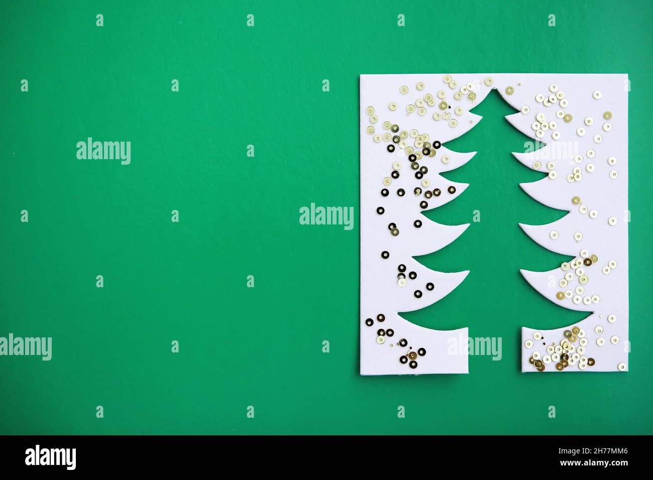 Postal navideña con diseño de corte de papel para árbol de Navidad. Color  blanco, rojo y verde Fotografía de stock - Alamy