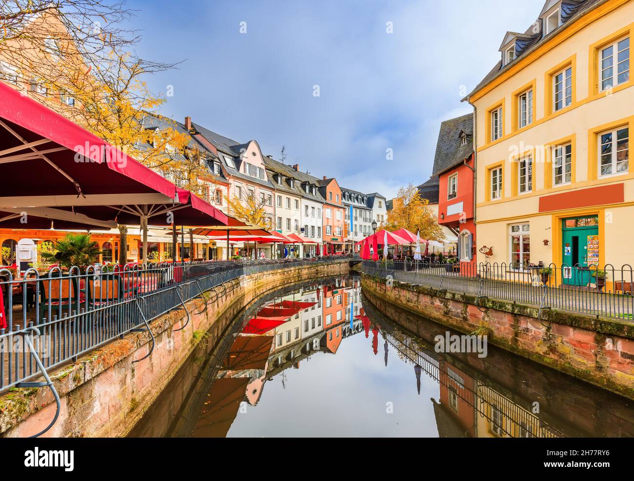Sarre, Alemania. Centro de la ciudad con terrazas y cafeterías sobre el río. Foto de stock