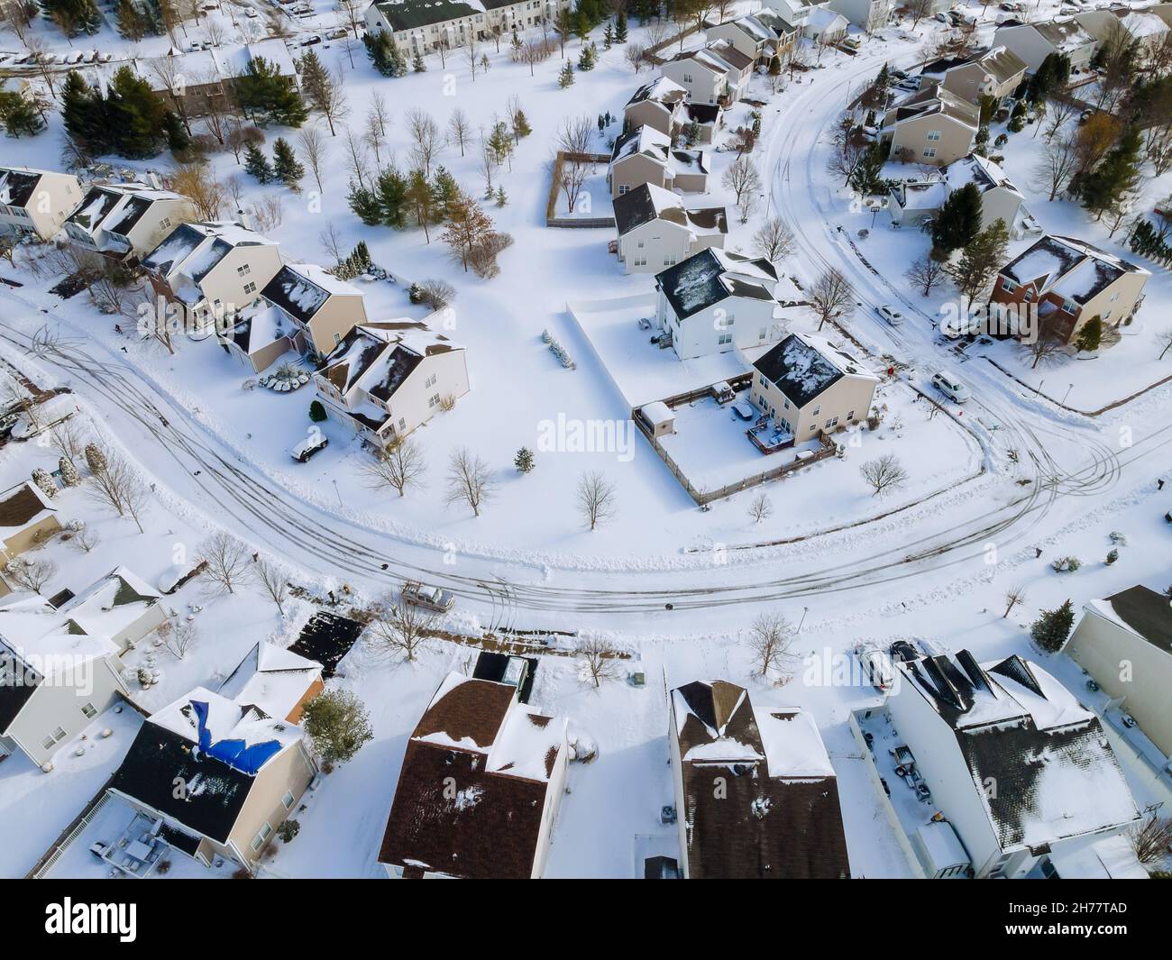 Vista panorámica del complejo residencial de invierno cubierto de nieve Foto de stock