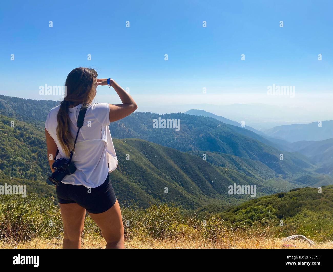 Cómo vestirse para una excursión a la montaña en verano - Bekia Moda