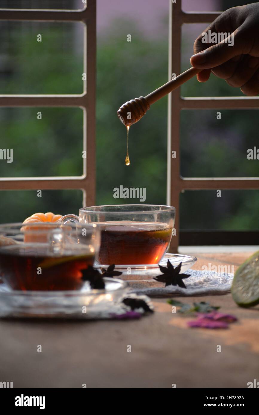 Fotografía de té de invierno con miel. Foto de stock