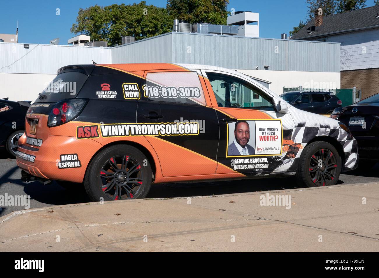 Un coche con anuncios para un agente inmobiliario bilingüe con su propio sitio web. Aparcado en Flushing, Queens, Nueva York Foto de stock