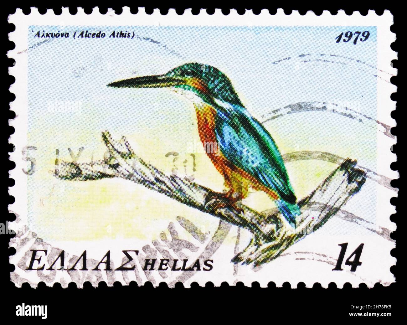 MOSCÚ, RUSIA - 25 DE OCTUBRE de 2021: Sello postal impreso en Grecia muestra Kingfisher Común (Alcedo athis), Serie de Aves en Peligro, alrededor de 1979 Foto de stock