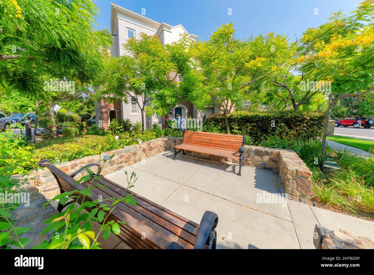 Pequeño parque con paredes de piedra cerca de los dos bancos en una zona  residencial en San Marcos, California Fotografía de stock - Alamy