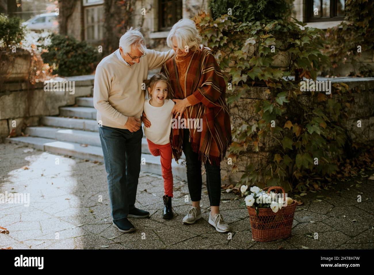 Los abuelos disfrutan de un buen rato con su linda nieta Foto de stock