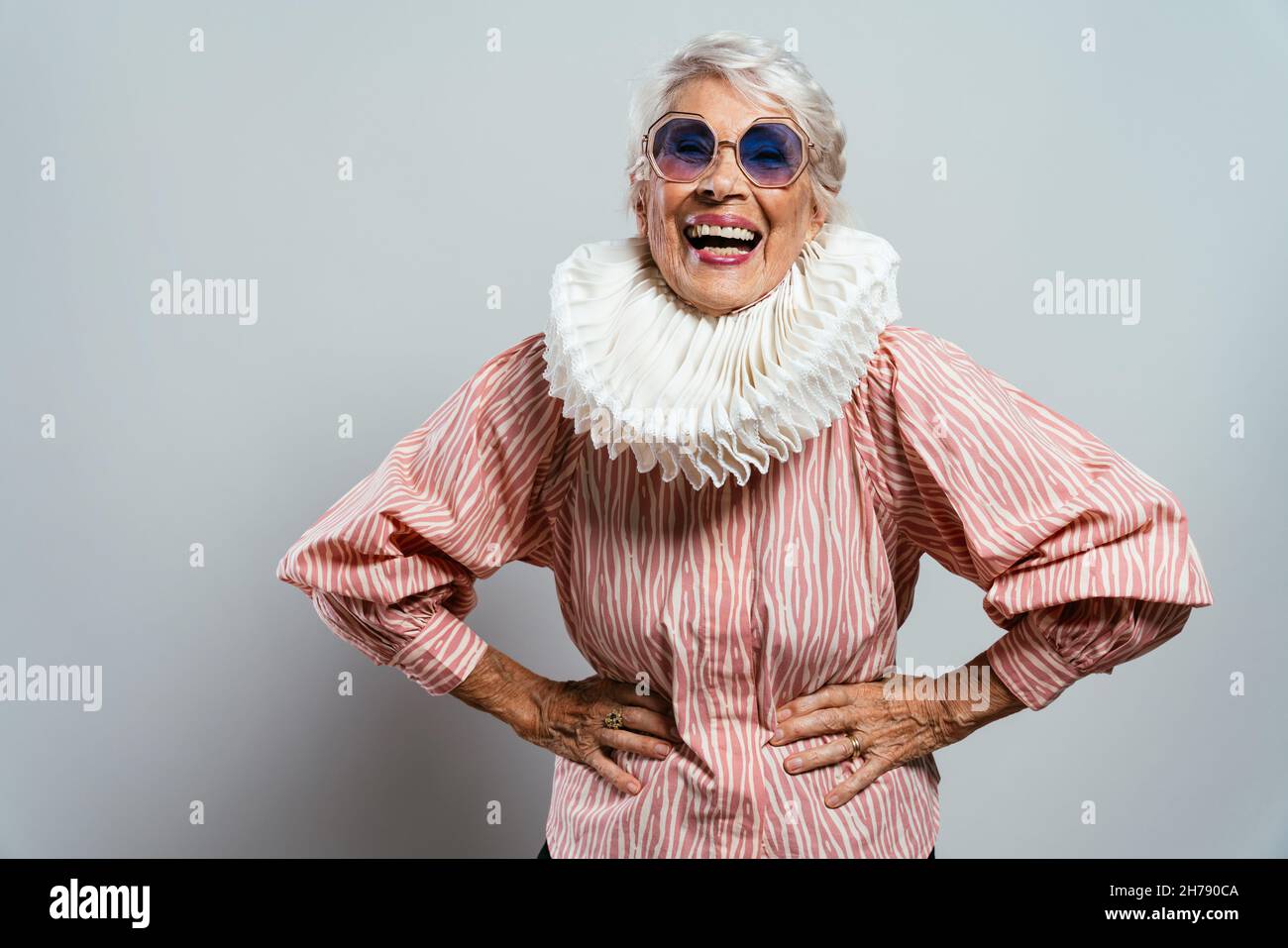 hermosa y elegante mujer influyente. Abuela fresca posando el estudio con ropa de moda. Feliz señora mayor celebrando haciendo pa Fotografía de stock - Alamy