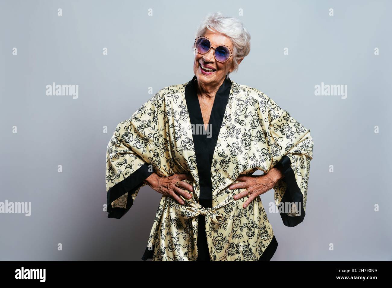 hermosa y elegante vieja mujer influyente. Abuela fresca posando en el estudio con ropa moda. Feliz señora mayor celebrando y haciendo Fotografía de stock - Alamy