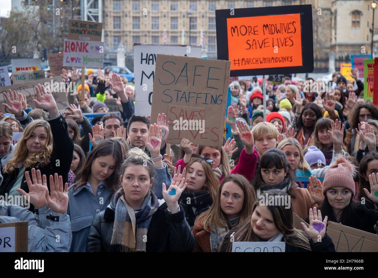 LONDRES, REINO UNIDO. 21st Nov, 2021. Marcha Con la protesta de los parteras en la Plaza del Parlamento, la protesta es parte de una vigilia nacional. Crédito: Lucy North/Alamy Live News Foto de stock