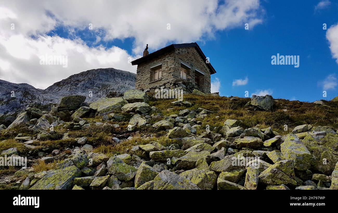 Antigua casa de aduanas en los Alpes suizos, Pratigau, Graubuenden, Suiza. Foto de stock