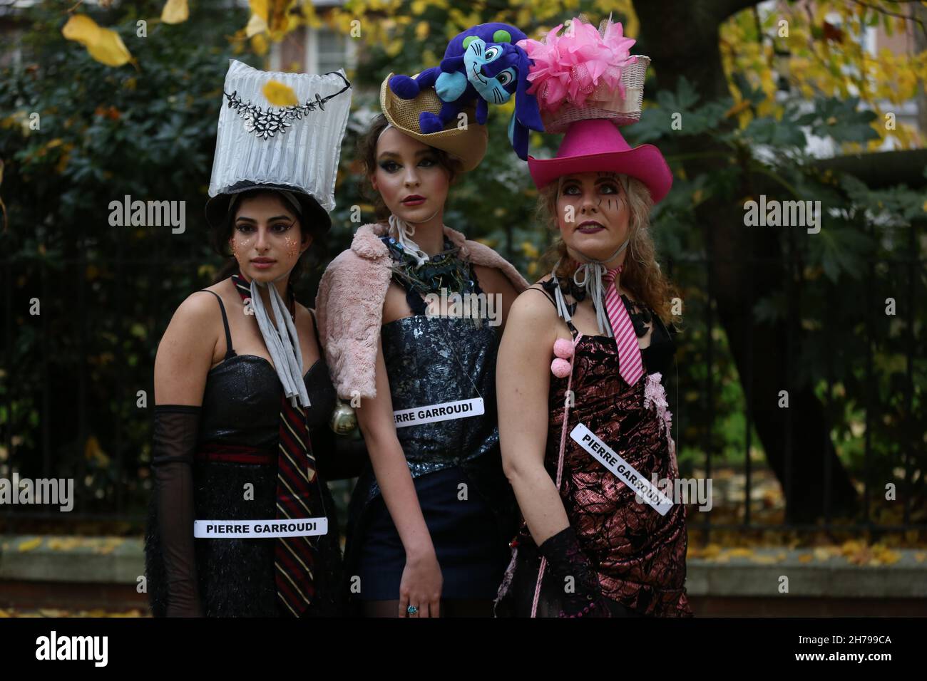Los modelos muestran la colección de Pierre Garroudi durante el espectáculo de moda flash mob del diseñador en Londres, Reino Unido Foto de stock