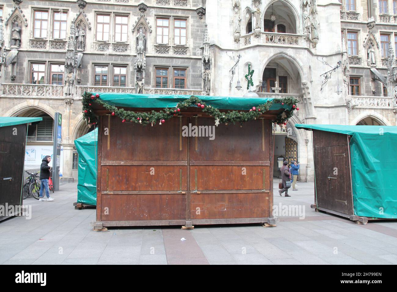 Cabaña cerrada del mercado de Navidad. Nueva Corona rige Baviera: No hay puestos de mercado de Navidad en Munich, Baviera, Alemania. Foto de stock