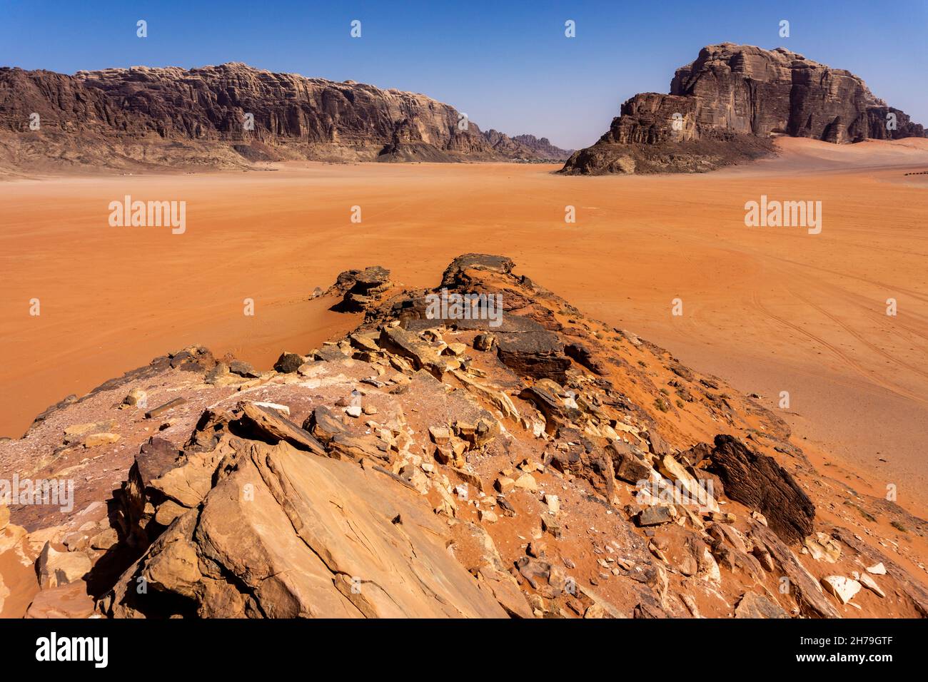 Vistas impresionantes de las arenas rojas de Wadi Rum en Jordania Foto de stock