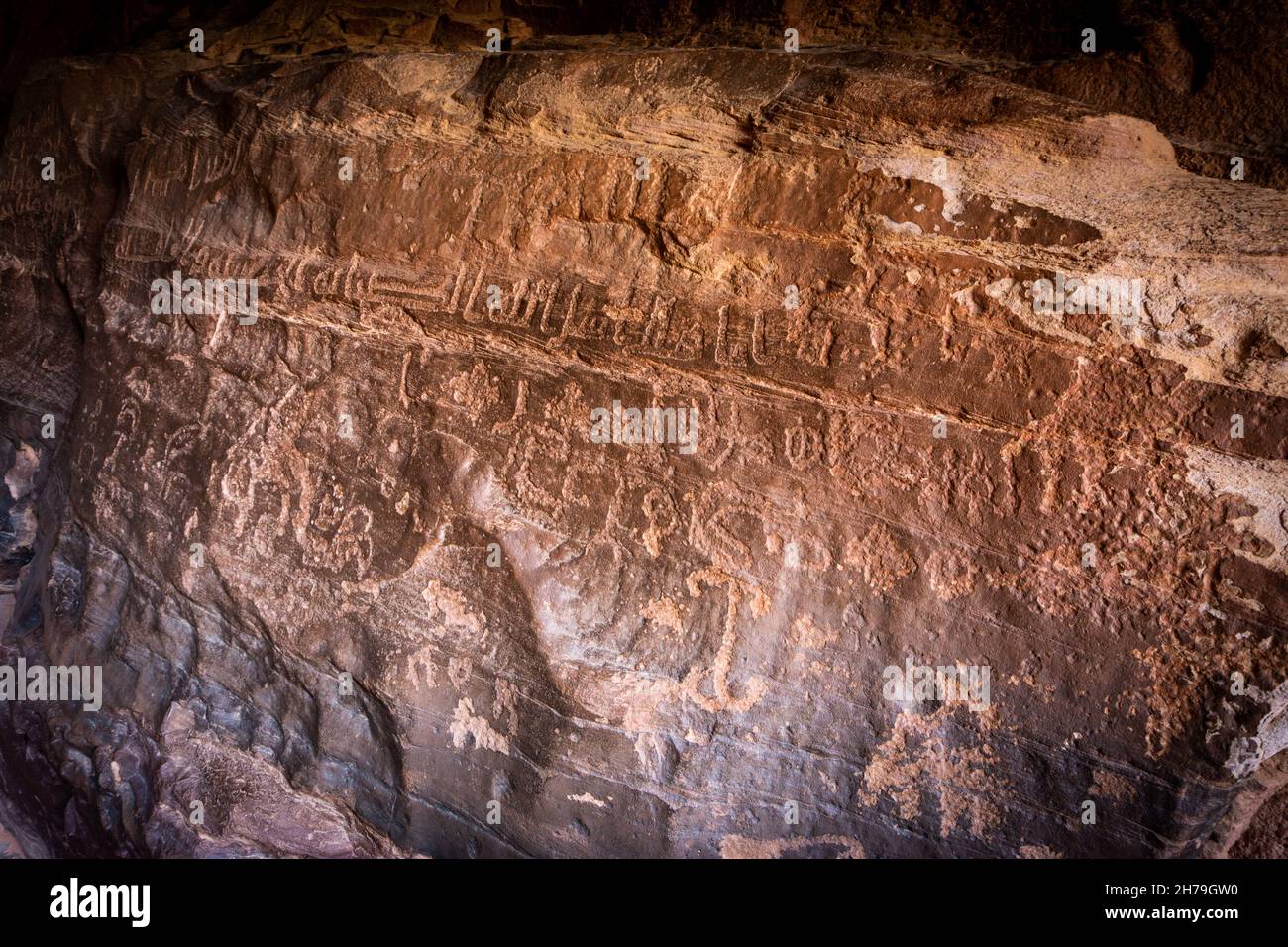 Antiguo petroglifo árabe escrito en un cañón en Wadi Rum, Jordania Foto de stock