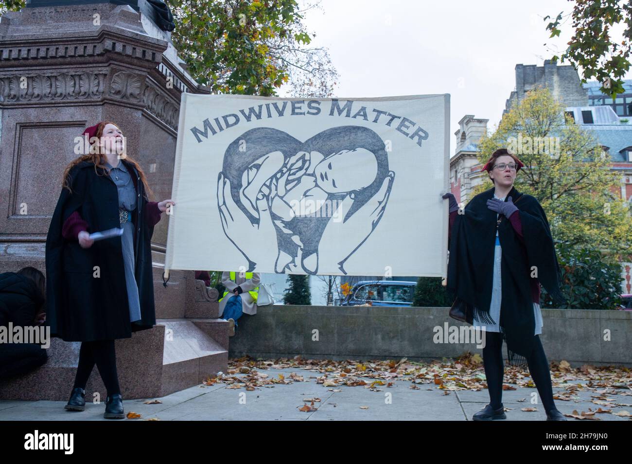 LONDRES, REINO UNIDO, 21TH DE NOVIEMBRE DE 2021. Marcha Con la protesta de los parteras en la Plaza del Parlamento, la protesta es parte de una vigilia nacional. Crédito: Lucy North/Alamy Live News Foto de stock