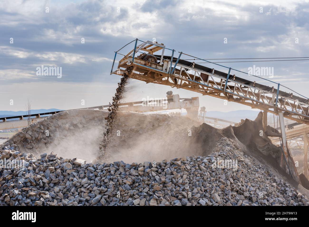 Cinta transportadora para clasificar los diferentes tipos de arena y grava  en una cantera Fotografía de stock - Alamy