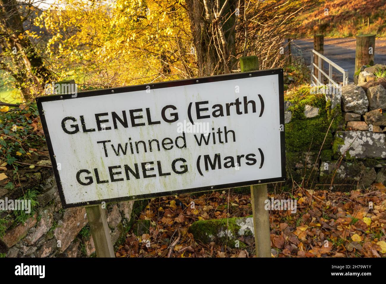 El pueblo escocés de la costa oeste de Glenelg fue hermanado oficialmente con Glenelg, Marte, el 20 de octubre de 2012. Señal de carretera visible al acercarse a Glenelg. Foto de stock