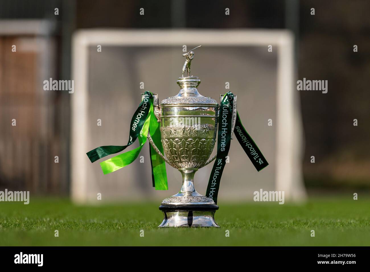 El trofeo más importante en la espinosa, la Copa Camanachd, representada en el campo en el Dell, Kingussie, con las cintas de los patrocinadores mostrando Tulloch Homes. Foto de stock