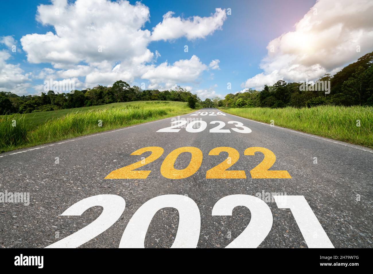 2022 Nuevo año viaje por carretera y visión de futuro concepto . Paisaje  natural con carretera que conduce hacia adelante a feliz celebración de año  nuevo en el Fotografía de stock - Alamy
