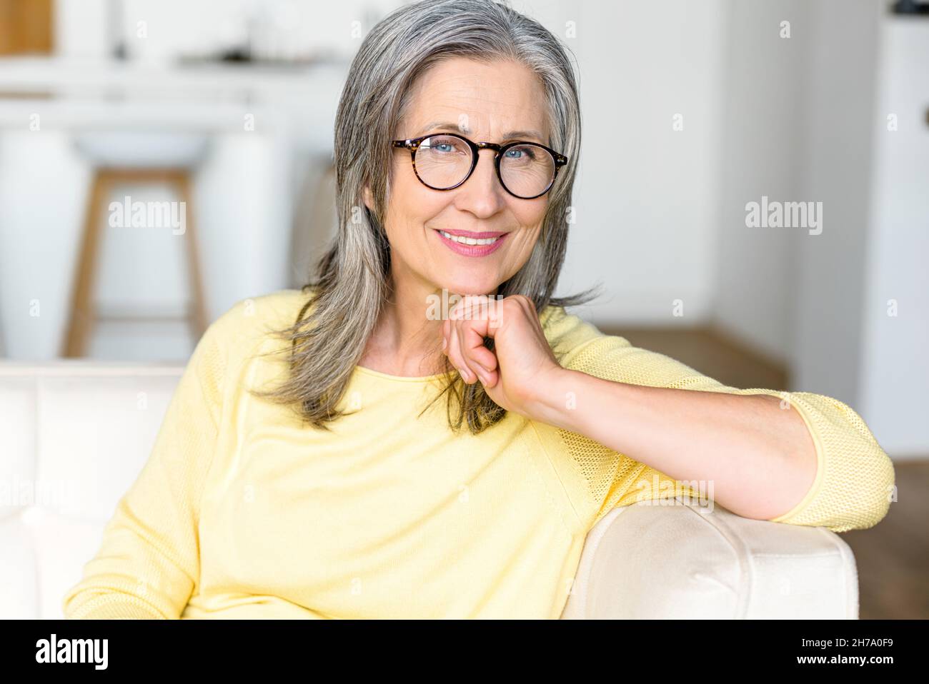 Retrato de una encantadora se ora madura posando y mirando a la