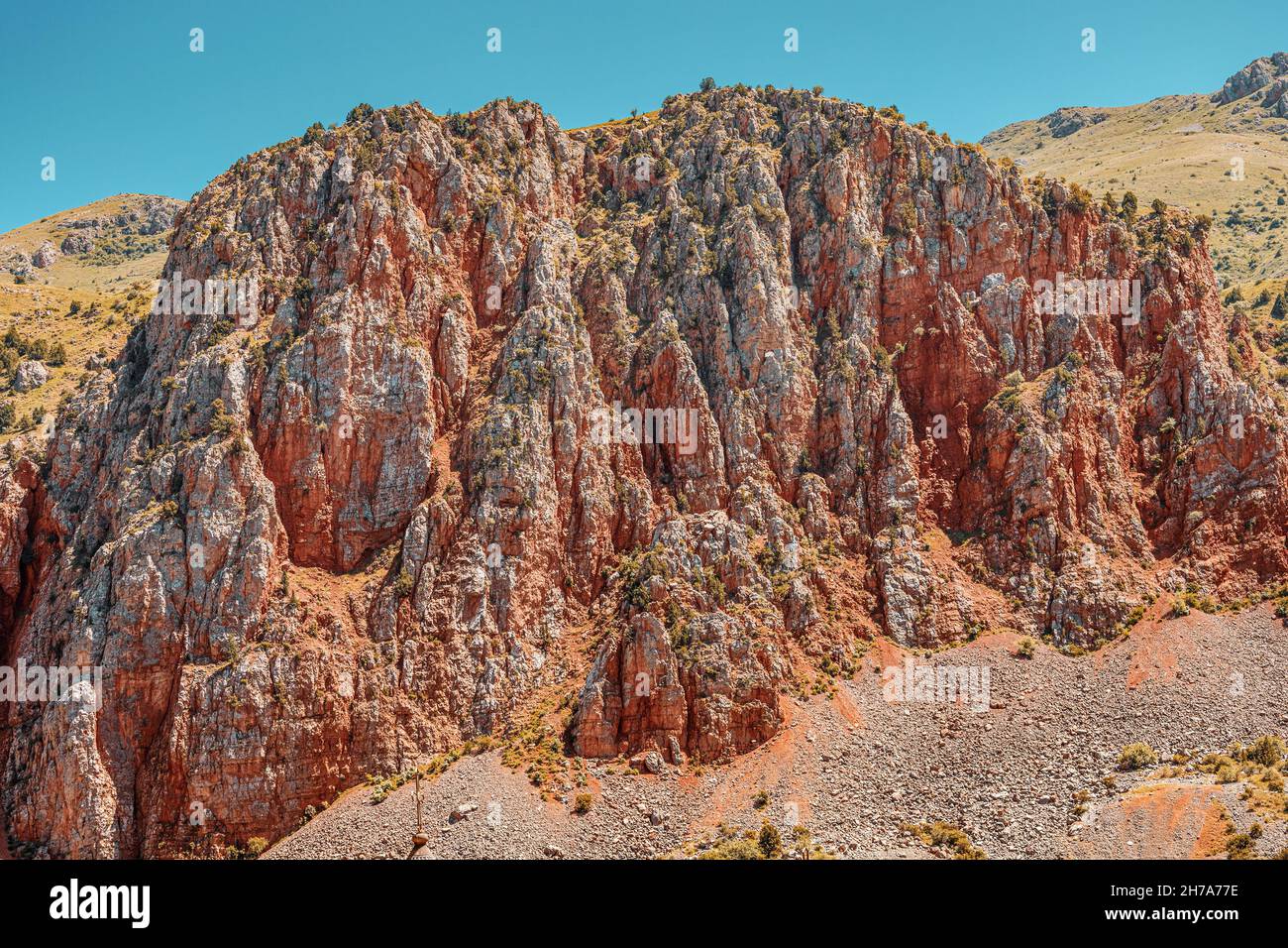 Las famosas rocas rojas cerca del monasterio de Noravank en Armenia con un alto contenido de hierro que determina este color Foto de stock