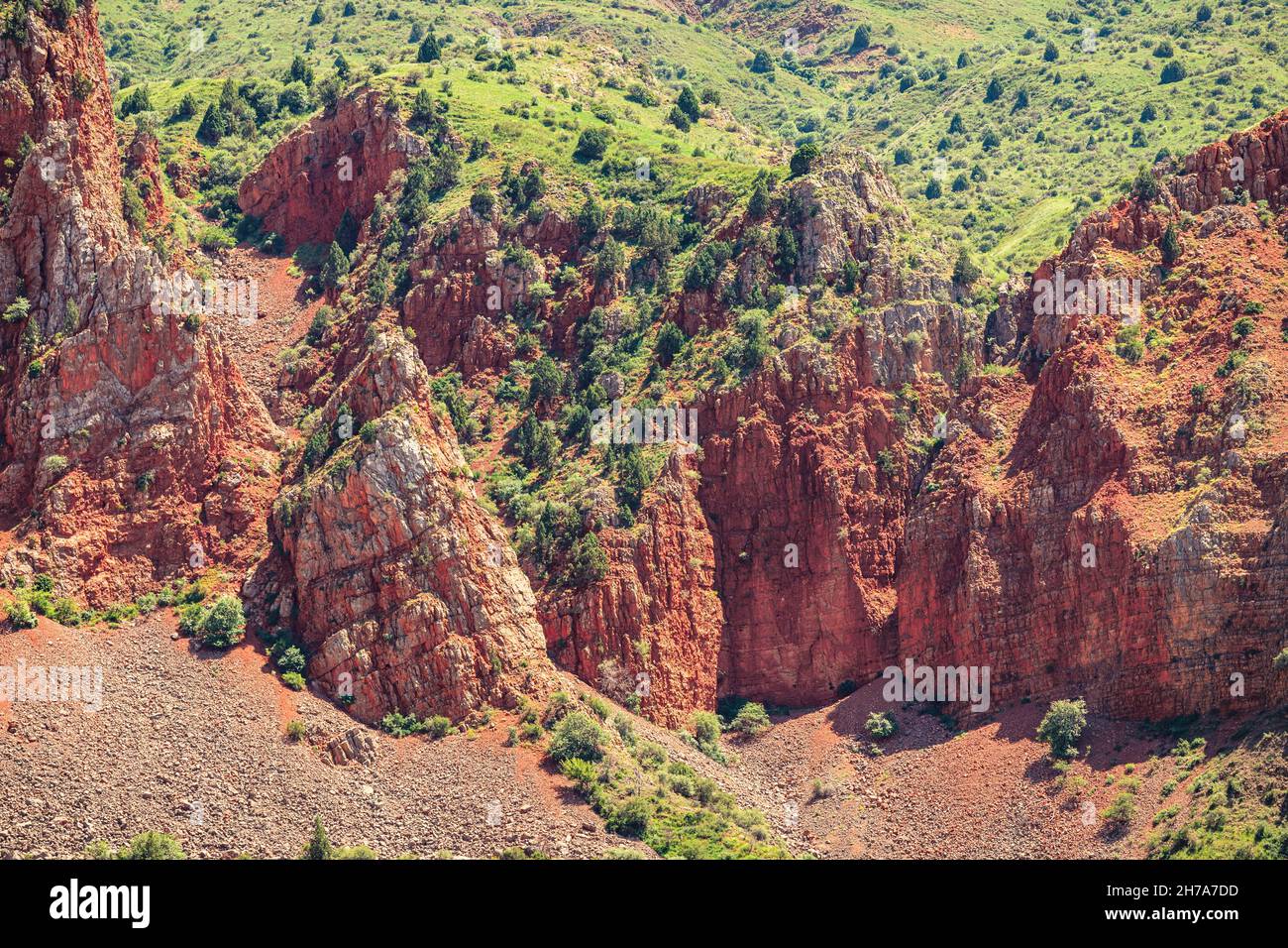 Las famosas rocas rojas cerca del monasterio de Noravank en Armenia con un alto contenido de hierro que determina este color Foto de stock