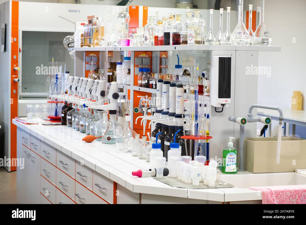 Laboratorio químico bien equipado con vidrio, pipetas, matraces y botellas. El lugar de trabajo para el trabajo de investigación. Noviembre de 2021, Praga, República Checa. Foto de stock