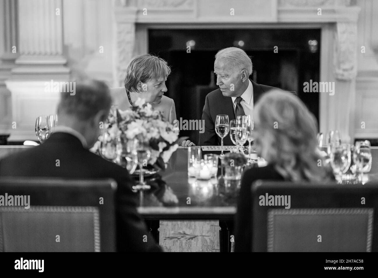 WASHINGTON DC, EE.UU. - 15 de julio de 2021 - El Presidente Joe Biden habla con la Canciller alemana Angela Merkel durante una cena celebrada en honor de la Canciller Foto de stock