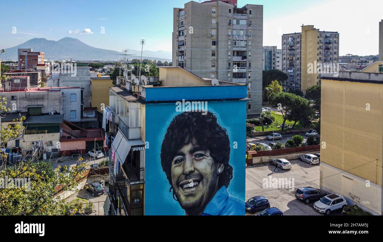 Nápoles, ITALIA. 19th Nov, 2021. 11/21/2021 Nápoles, en el aniversario del  primer año de la muerte de Diego Armando Maradona en Nápoles aparecen otros  Murales en los edificios de las afueras de