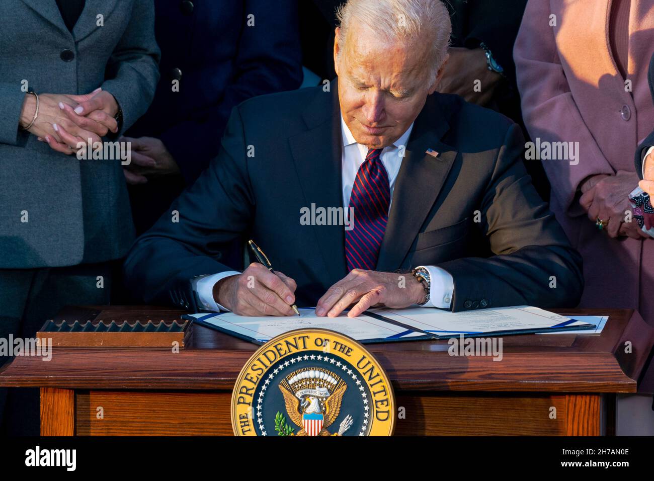 WASHINGTON DC, EE.UU. - 15 de noviembre de 2021 - El presidente de EE.UU. Joe Biden firma la Ley de Inversión en Infraestructura y Empleo, el lunes 15 de noviembre de 2021, sobre el S Foto de stock