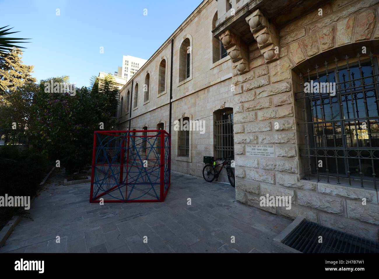 El antiguo edificio restaurado del hospital Shaare Zedek en la calle Jaffa 161 en Jerusalén, Israel. Foto de stock