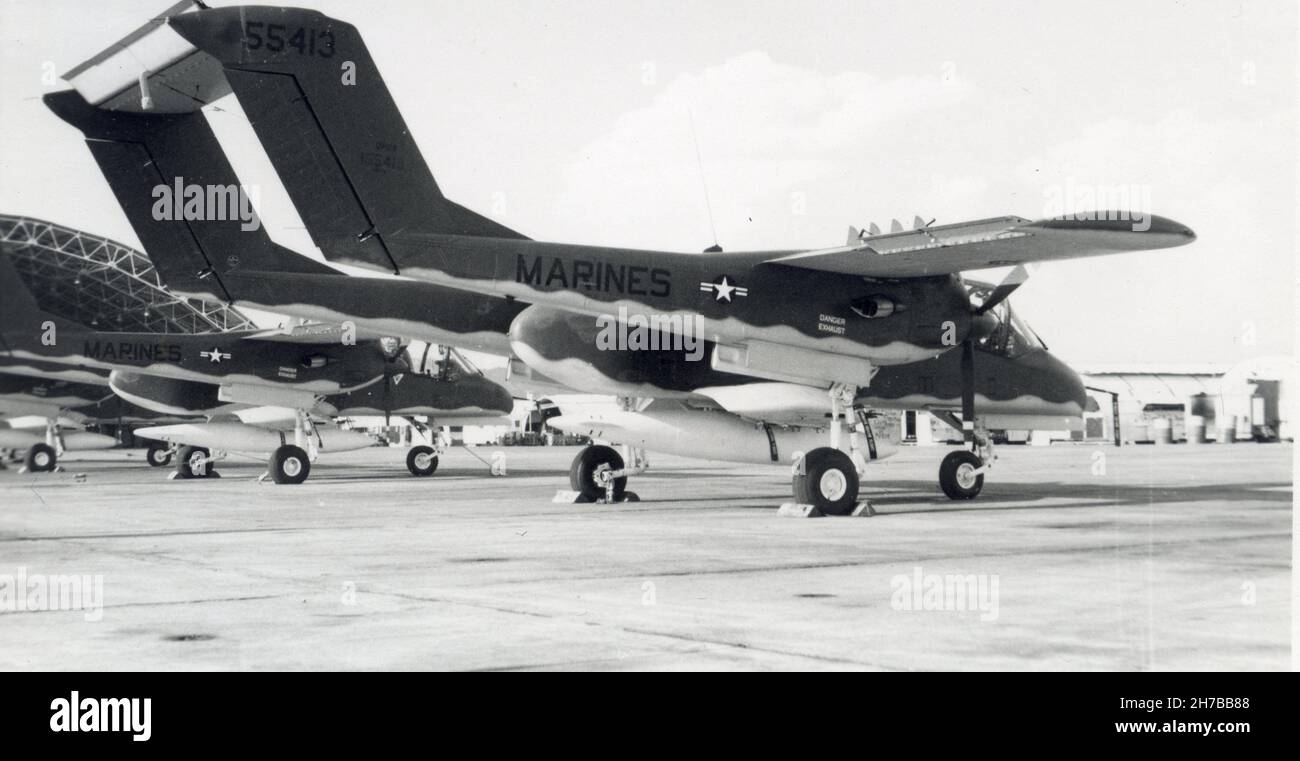 OV-10 de la cola de los aviones bronco número 55413 estacionados en la base aérea de Danang en 1960s durante la guerra de Vietnam Foto de stock
