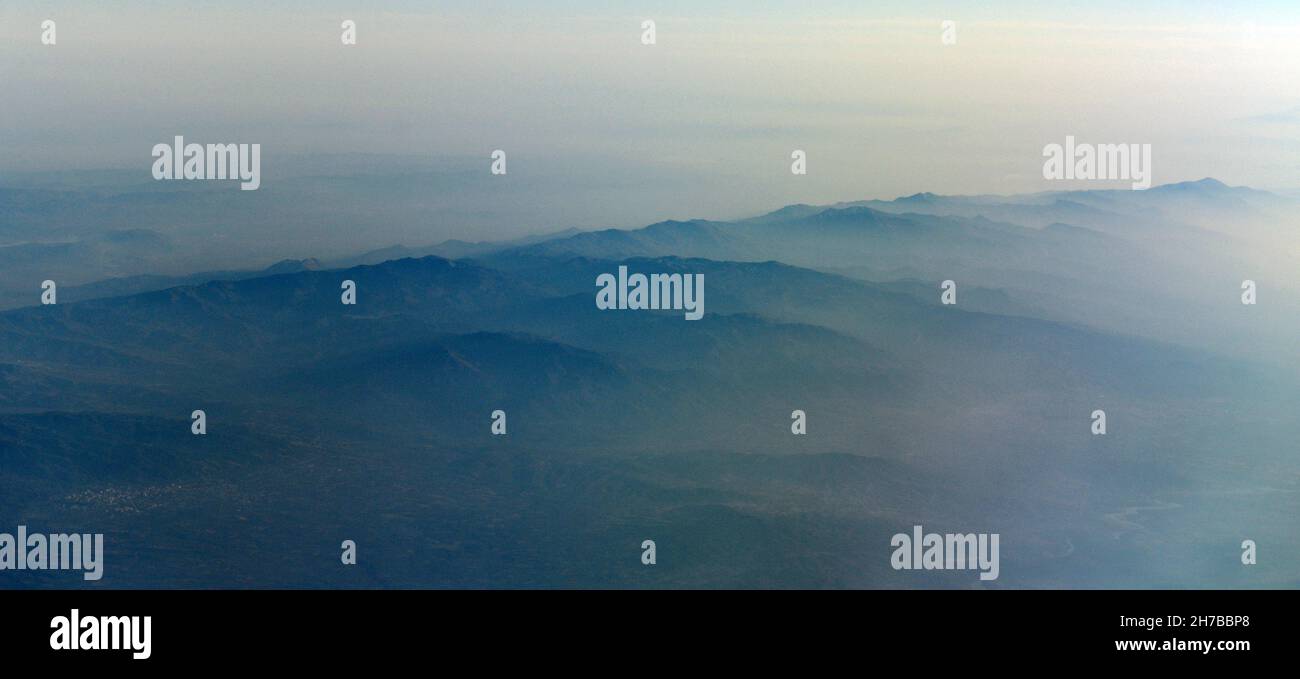 Vista aérea de las montañas en Cehennem Deresi Milli parki en Turquía. Foto de stock