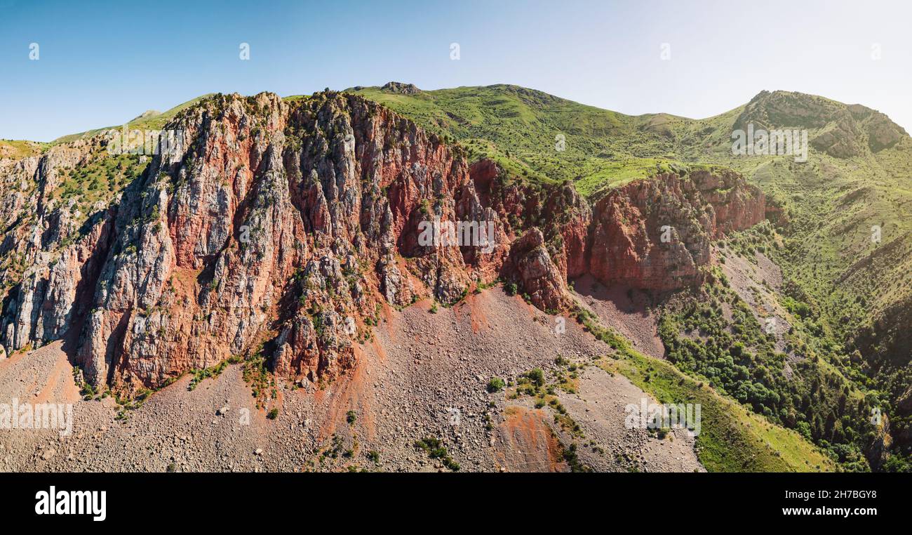 Vista aérea de famosas rocas rojas cerca del monasterio de Noravank en Armenia con un alto contenido de hierro que determina este color Foto de stock