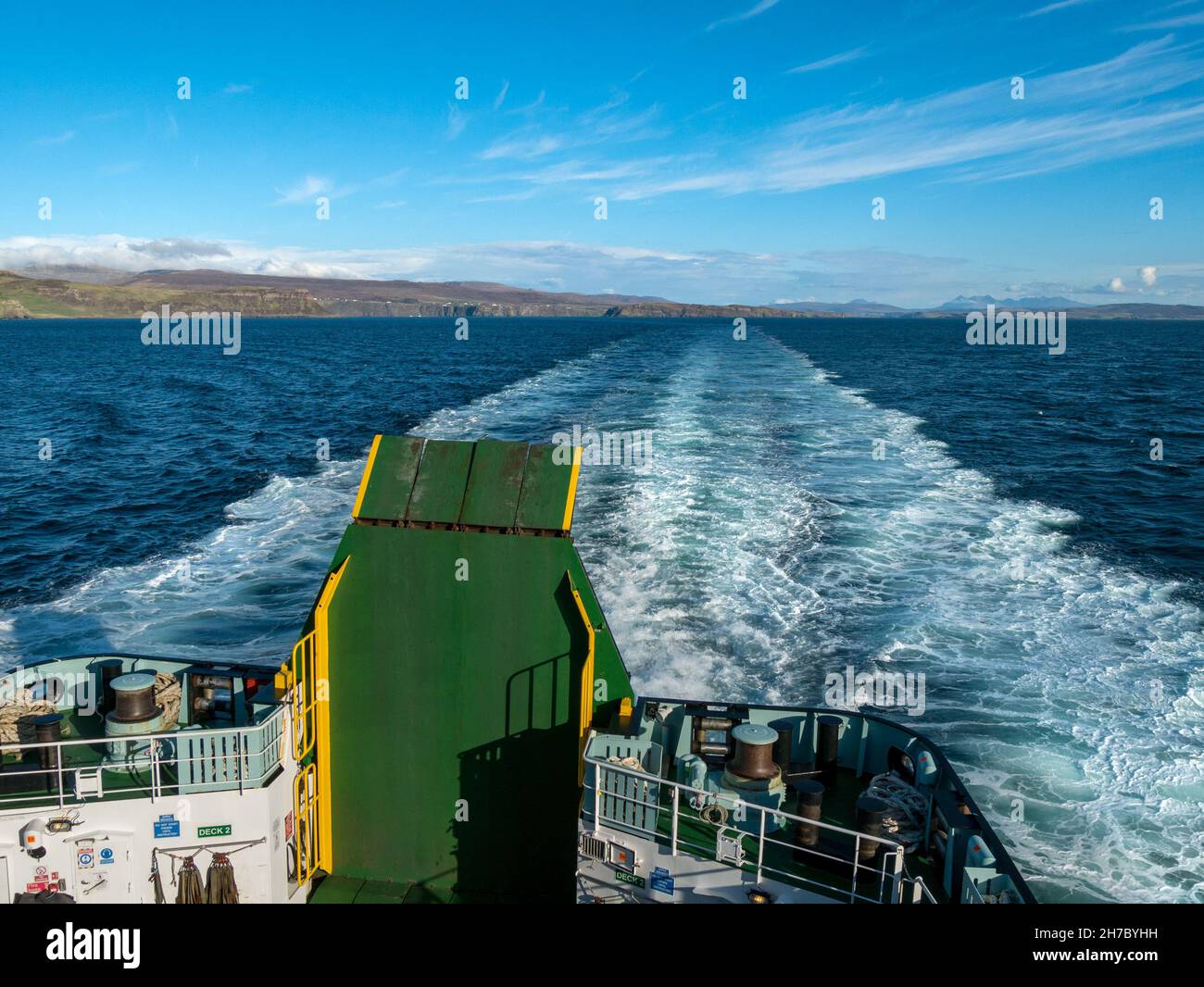 Agua blanca despertar en el mar azul desde la popa de MV Hebrides Caledonian MacBrayne coche ferry en el cruce de Uig en Skye a Tarbert en Lewis y Harris. Foto de stock