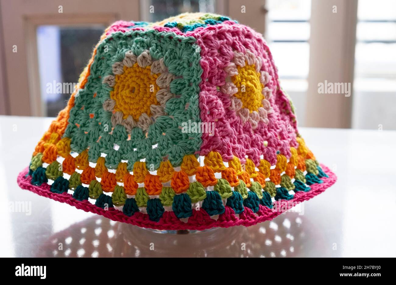 Crochet cap fotografías e imágenes de alta resolución - Alamy