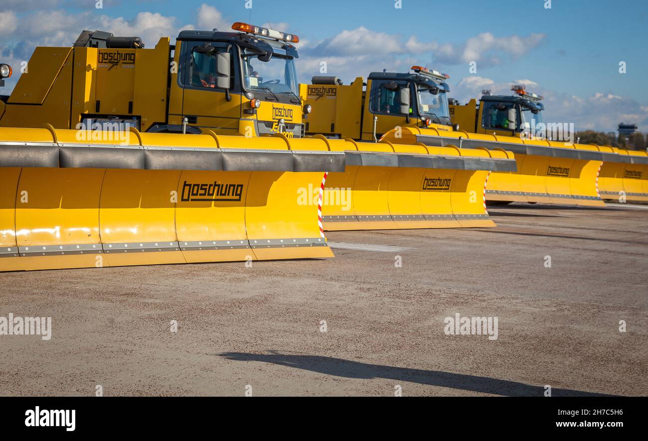 maquina de limpieza de carreteras con cepillo giratorio amarillo Stock  Photo