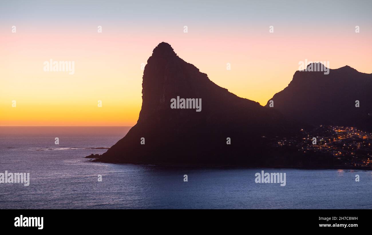 Puesta de sol en el Sentinel en la Península del Cabo en Sudáfrica. Visto desde Chapman's Peak. Foto de stock