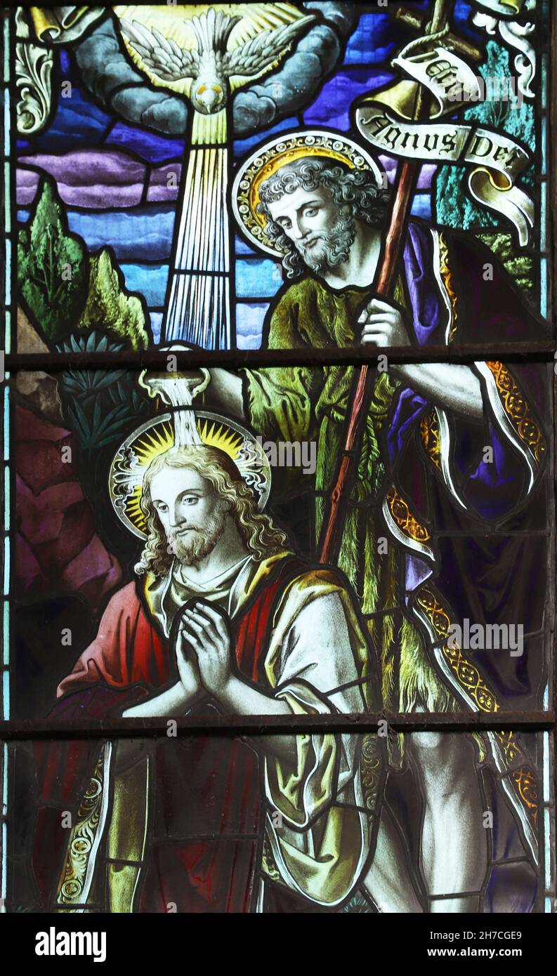 Una vidriera de un L Moore que representa el Bautismo de Cristo, la Iglesia de San Leonard, Bretforton, Worcestershire Foto de stock