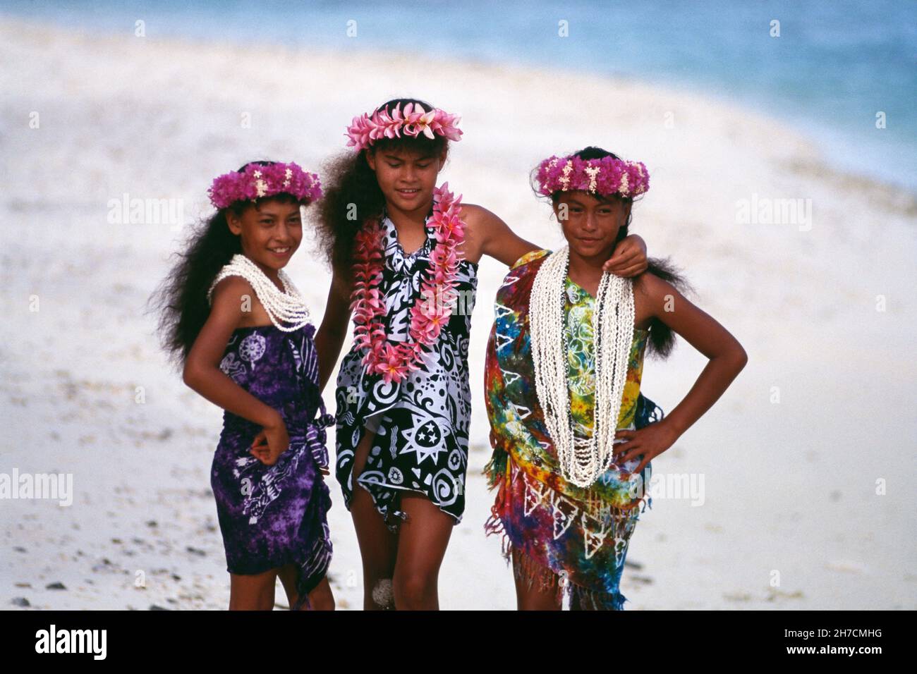 Islas Cook. Rarotonga. Tres mujeres polinesias jóvenes en la playa. Foto de stock