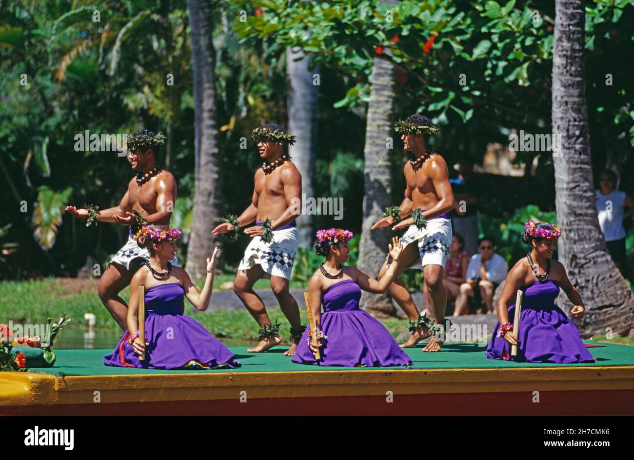 EE.UU. Hawái. Cultura polinesia. Bailarines folklóricos en espectáculo al aire libre. Foto de stock