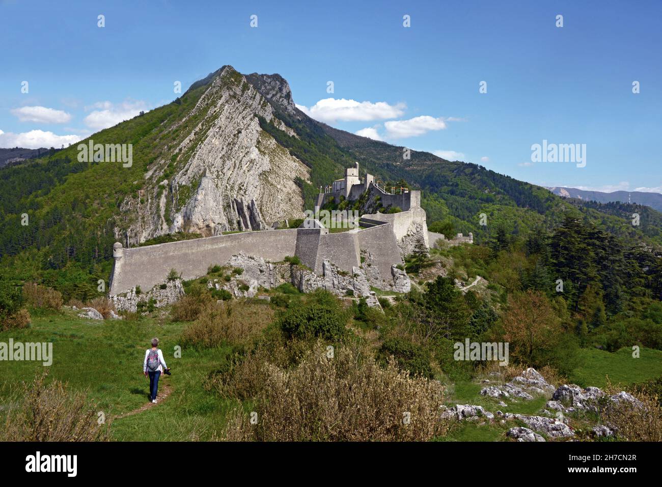 Excursionista en el camino a la ciudadela de Sisteron, Francia, Alpes de Haute Provence, Sisteron Foto de stock