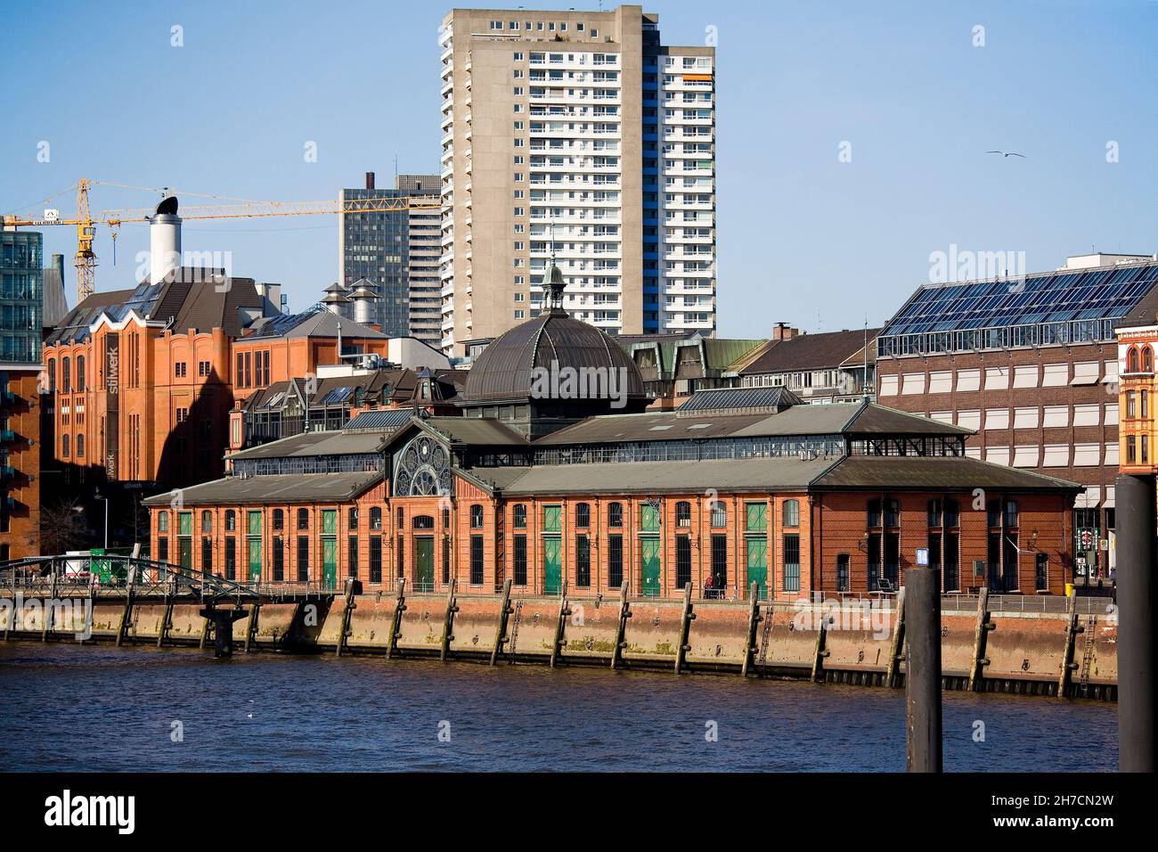 Vista desde el puerto de Hamburgo a la sala de subastas de pescado, Alemania, Hamburgo, Puerto de Hamburgo Foto de stock