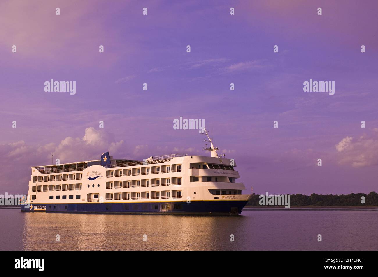 Crucero amazon fotografías e imágenes de alta resolución - Alamy