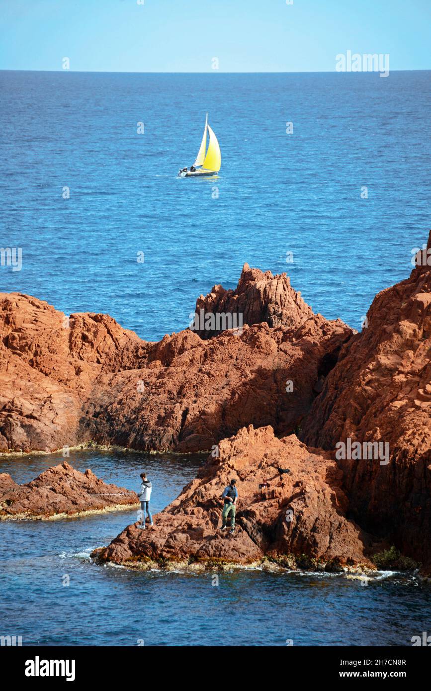 Pescadores y veleros en la costa (zona de Esterel), Francia, Dept. Var, Saint Raphael Foto de stock